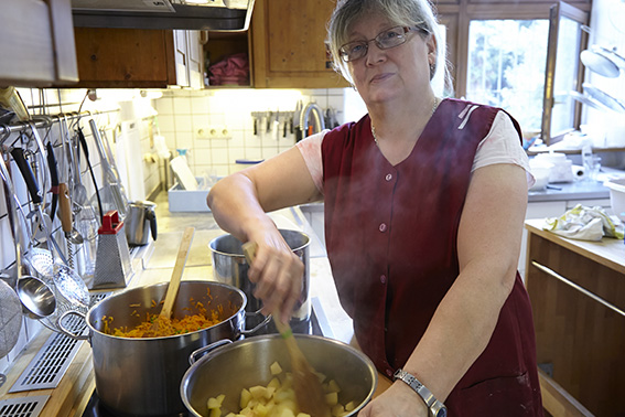 Frau am kochen in der Kueche